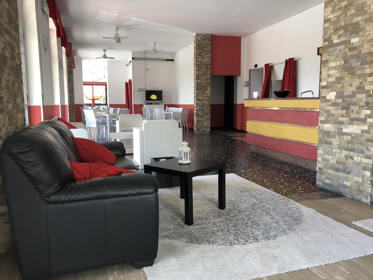 Hotel Monique Ноли Екстериор снимка