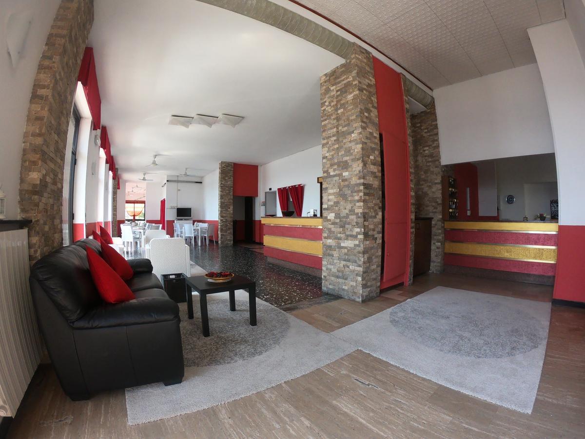Hotel Monique Ноли Екстериор снимка